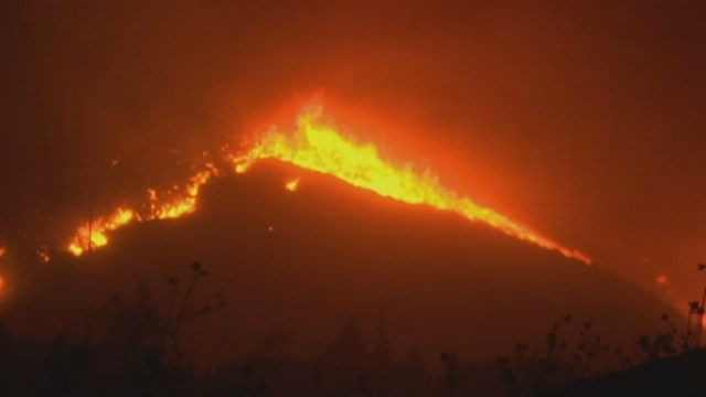 California wildfire pushes toward tony Malibu, Pacific Ocean