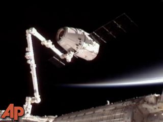 Astronauts enter world's 1st private supply ship - KMPH FOX 26 ...
