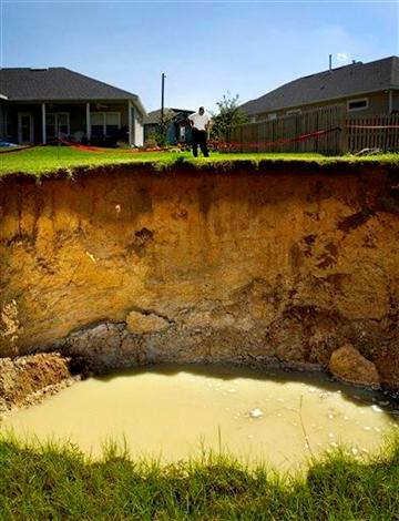  Sinkholes on Ap Photo The Gainsville Sun  Lee Ferinden   File   In This Sept  28