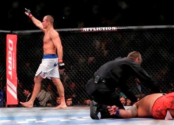 Makeup Station on Ap Photo Julie Jacobson   Junior Dos Santos Reacts After Knocking Out