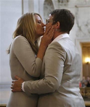 GAY MARRIAGES RESUME IN CALIF. WITH A FLURRY - WXOW News 19 La ...
