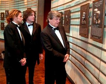 (AP Photo/Mark Humphrey, File). FILE - In this Oct. 4, 2001 file photo, Phil Everly, right, of the musical duo The Everly Brothers, looks at his plaque in the Country Music Hall of Fame along with his sons, Chris, left, and Jason, in Nashville, Tenn.