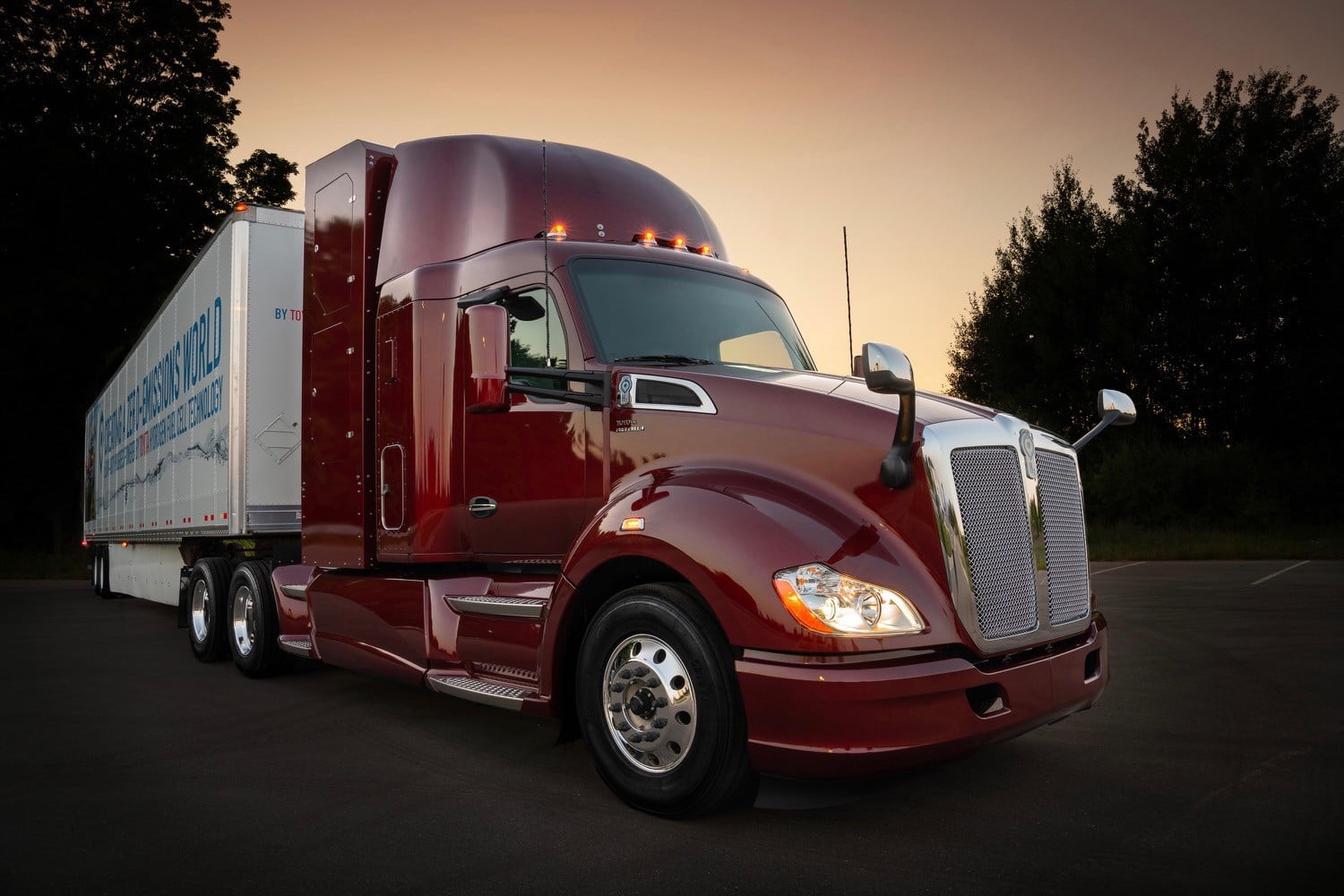 Toyota’s 2nd-generation hydrogen fuel-cell semi truck in it for the short haul