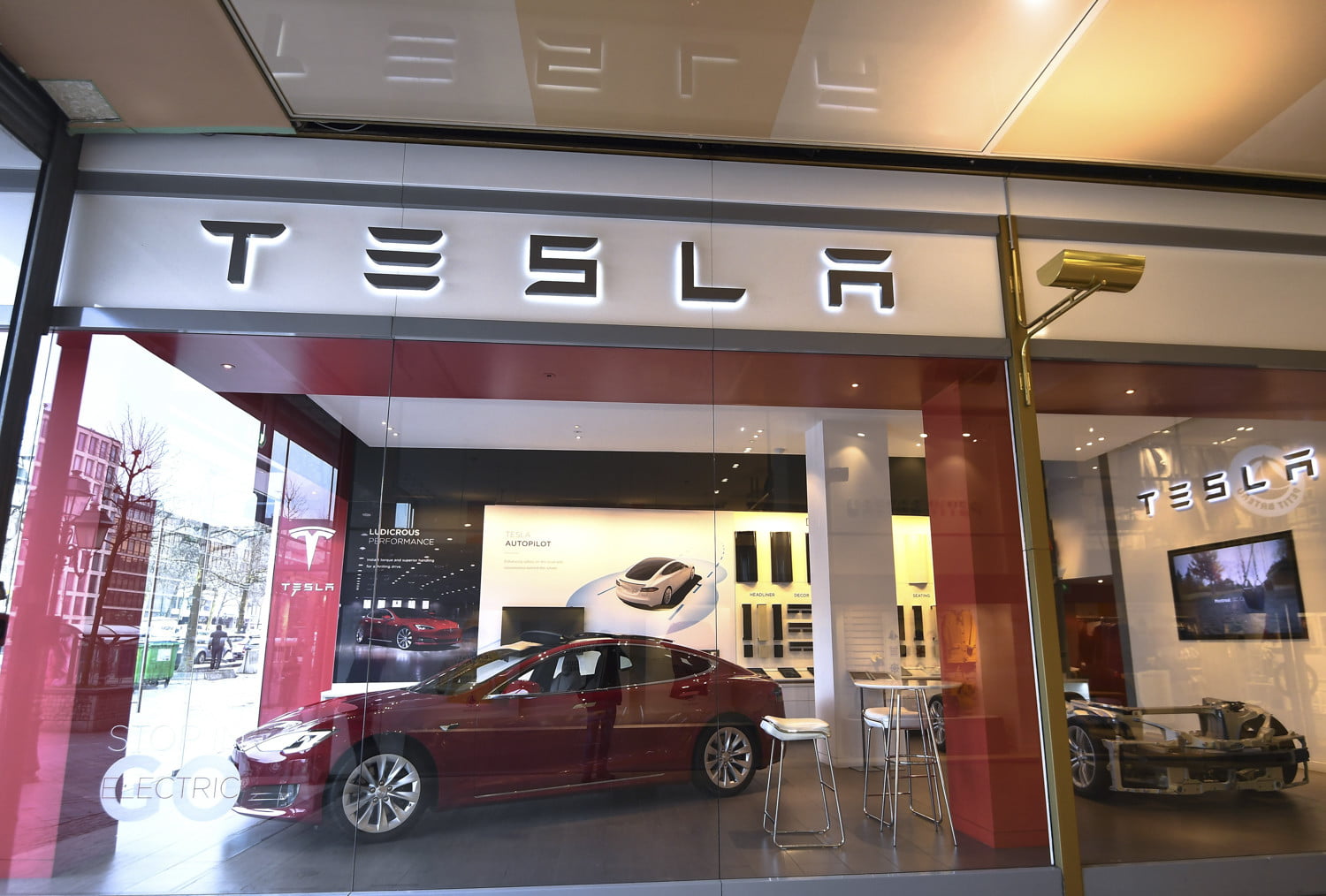 Tesla warns owners to protect against car thieves using key fobs