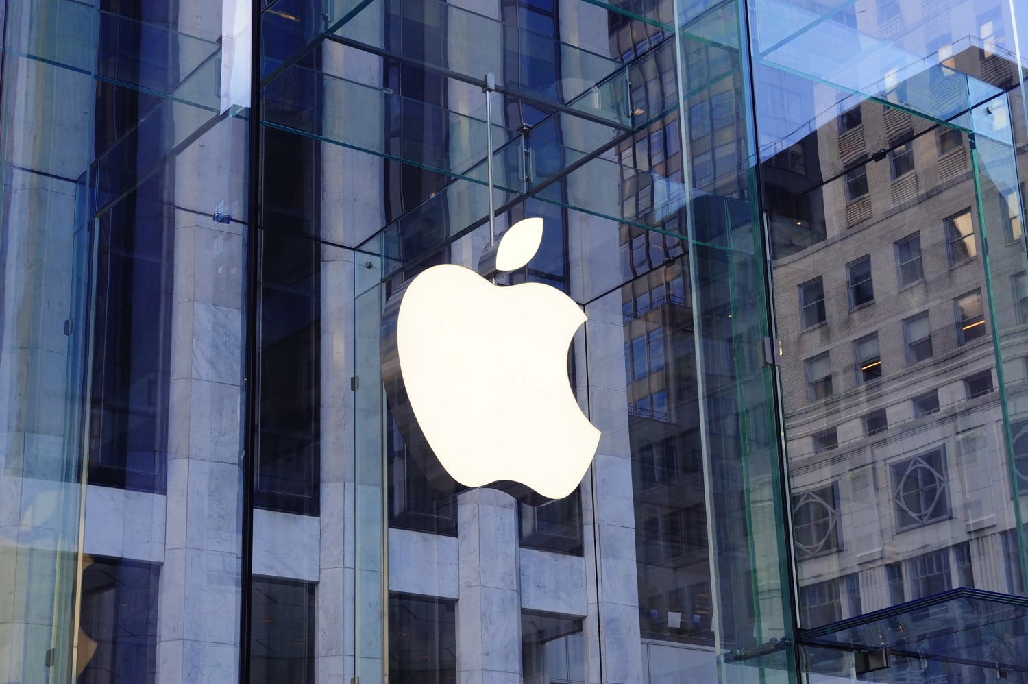 Apple takes the title as world’s first $1 trillion U.S. company
