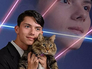 teen Petitions to Have Cat as Part of Yearbook Picture