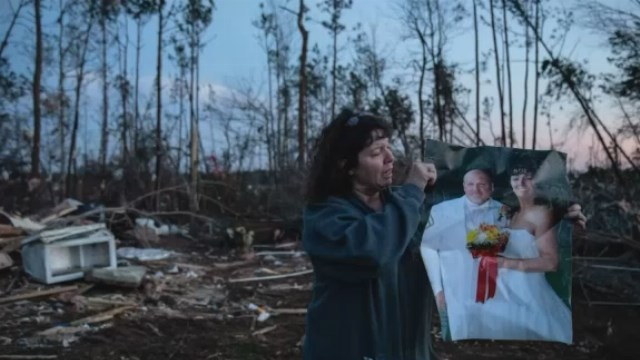 Amid the wreckage, a hunt for keepsakes of tornado victims