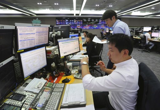 Global markets lose steam in European trading