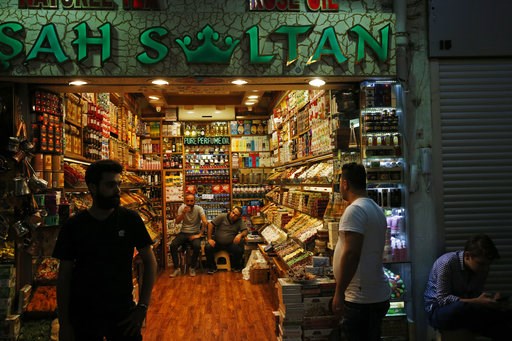 Turkish lira resumes fall after Trump sanctions threat