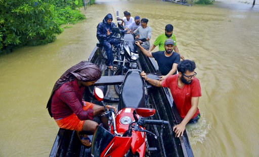 Thousands stranded as floods submerge southern Indian state