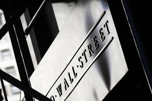 Retailers, airlines lift US stocks higher, extending gains