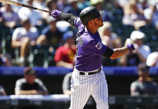 (AP Foto/David Zalubowski). Nolan Arenado pega un jonrón solitario por los Rockies de Colorado ante los Diamondbacks de Arizona en el primer inning dekl duelo del jueves 13 de septiembre de 2018, en Denver. (AP Foto/David Zalubowski). Nolan Arenado pega un jonrón solitario por los Rockies de Colorado ante los Diamondbacks de Arizona en el primer inning dekl duelo del jueves 13 de septiembre de 2018, en Denver.