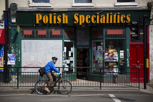 Report urges UK to lift cap on skilled migrants after Brexit
