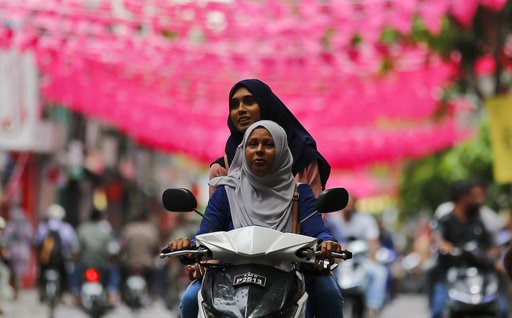Maldives police raid opposition office on eve of election
