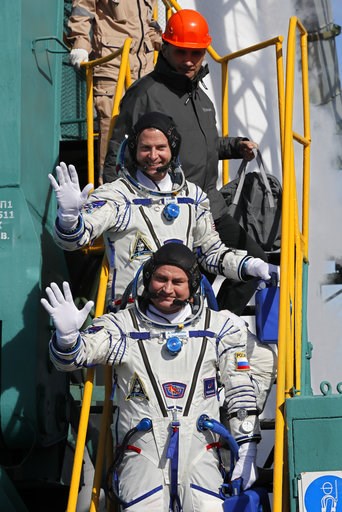 (Yuri Kochetkov, Pool Photo via AP). U.S. astronaut Nick Hague, right, and Russian cosmonaut Alexey Ovchinin, crew members of the mission to the International Space Station, ISS, wave as they board to the rocket prior the launch of Soyuz-FG rocket at t... (Yuri Kochetkov, Pool Photo via AP). U.S. astronaut Nick Hague, right, and Russian cosmonaut Alexey Ovchinin, crew members of the mission to the International Space Station, ISS, wave as they board to the rocket prior the launch of Soyuz-FG rocket at t...