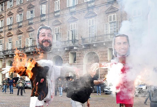 (Alessandro Di Marco/ANSA via AP). Protesters burn lookalike dummies of Italian deputy premiers Matteo Salvini, left, and Luigi Di Maio, during a students protest, in Turin, Italy, Friday, Oct.12, 2018. Italian students across the country demonstrated ... (Alessandro Di Marco/ANSA via AP). Protesters burn lookalike dummies of Italian deputy premiers Matteo Salvini, left, and Luigi Di Maio, during a students protest, in Turin, Italy, Friday, Oct.12, 2018. Italian students across the country demonstrated ...