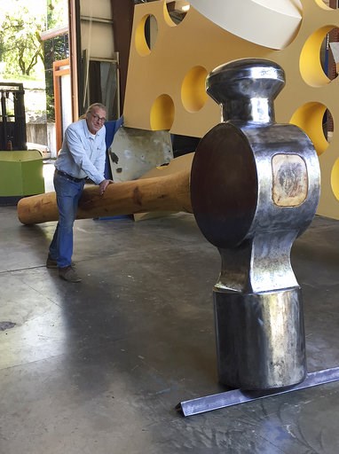 $1,000 reward to nail thieves of California hammer sculpture