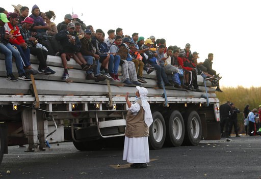 Migrant caravan groups arrive by hundreds at US border