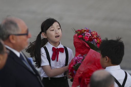 (AP Photo/Martin Mejia). Children wait with flowers for China's President Xi Jinping at the Ministro Pistarini international airport in Buenos Aires, Argentina, Thursday, Nov. 29, 2018. Xi Jinping and other leaders from the Group of 20 industrialized n... (AP Photo/Martin Mejia). Children wait with flowers for China's President Xi Jinping at the Ministro Pistarini international airport in Buenos Aires, Argentina, Thursday, Nov. 29, 2018. Xi Jinping and other leaders from the Group of 20 industrialized n...