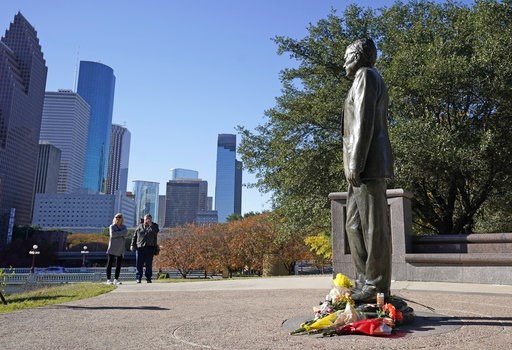 (AP Photo/David J. Phillip). Deitz Kracker, left, and Marg Frazier visit a statue of former President George H.W. Bush in downtown Houston, Sunday, Dec. 2, 2018. Bush is returning to Washington as a revered political statesman, hailed by leaders across... (AP Photo/David J. Phillip). Deitz Kracker, left, and Marg Frazier visit a statue of former President George H.W. Bush in downtown Houston, Sunday, Dec. 2, 2018. Bush is returning to Washington as a revered political statesman, hailed by leaders across...