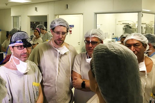 (Courtesy Dr. Wellington Andraus via AP). In this Dec. 15, 2017 photo provided by transplant surgeon Dr. Wellington Andraus, left with magnifying glasses, he and Dr. Dani Ejzenberg, second left, confer with colleagues at the Hospital das Clinicas of th... (Courtesy Dr. Wellington Andraus via AP). In this Dec. 15, 2017 photo provided by transplant surgeon Dr. Wellington Andraus, left with magnifying glasses, he and Dr. Dani Ejzenberg, second left, confer with colleagues at the Hospital das Clinicas of th...