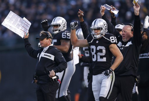 Carr's late TD pass leads Raiders past Steelers 24-21