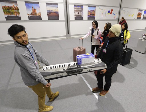 Nations at UN climate talks back universal emissions rules