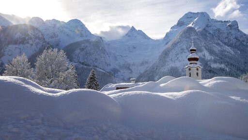 Austria avalanche kills 3; Ski patrollers killed in France