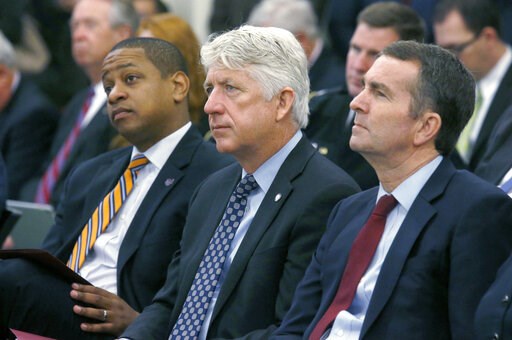(Bob Brown/Richmond Times-Dispatch vía AP). Fotografía de archivo del 18 de diciembre de 2017 en la que aparecen de izquierda a derecha, el entonces vicegobernador electo Justin Fairfax, el procurador estatal electo Mark Herring y el gobernador electo ... (Bob Brown/Richmond Times-Dispatch vía AP). Fotografía de archivo del 18 de diciembre de 2017 en la que aparecen de izquierda a derecha, el entonces vicegobernador electo Justin Fairfax, el procurador estatal electo Mark Herring y el gobernador electo ...