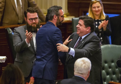 Governor signs measure to hike Illinois minimum wage to $15