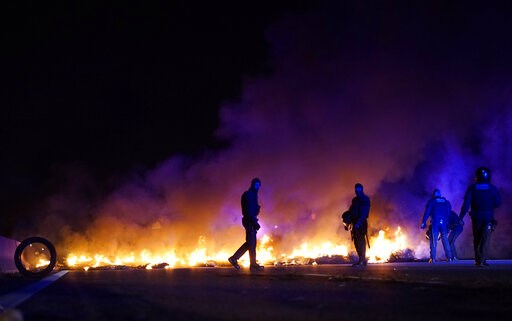 Spain: Pro-secession protesters block roads in Catalonia