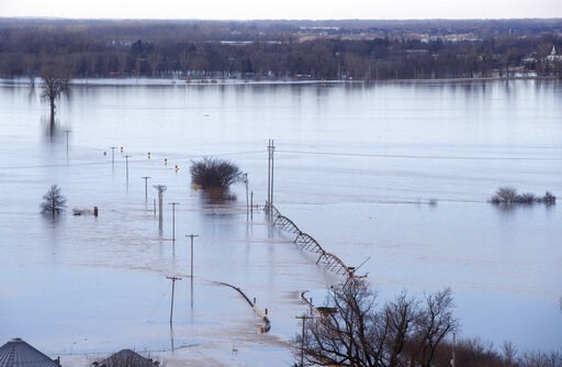 More evacuations in Midwest as floodwaters head downstream
