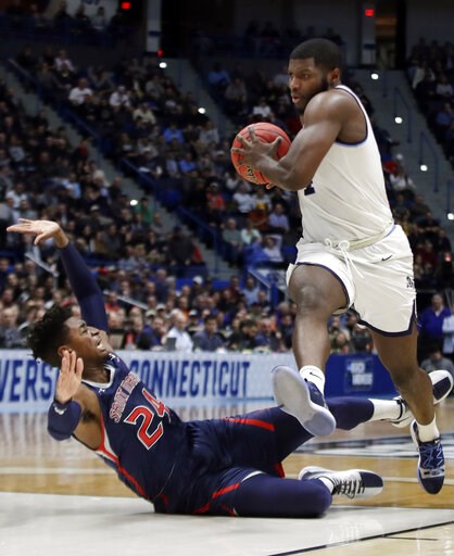 Defending NCAA champ Villanova holds off Saint Mary's