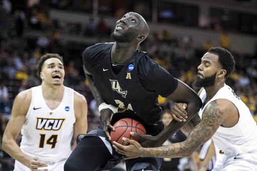 NCAA Latest: Oregon tops UC Irvine for last spot in Sweet 16