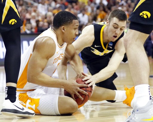 Tennessee blows 25-point lead, beats Iowa 83-77 in OT