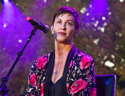 Alanis Morissette announces pregnancy in Instagram photo