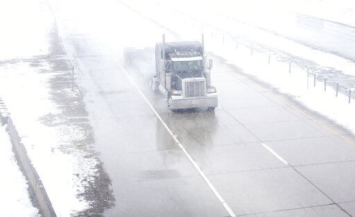 'Bomb cyclone' snow, wind impacts Midwest, Great Lakes