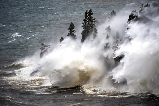 Spring snowstorm buries Midwest, tornadoes possible in South