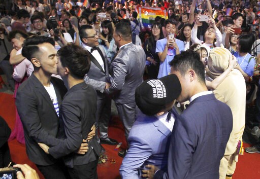 Taiwanese same-sex couples wed at vibrant banquet