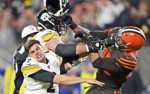 Garrett loses cool, hits Steelers QB with helmet in brawl