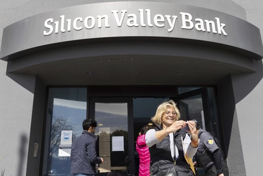Government races to reassure US that banking system is safe