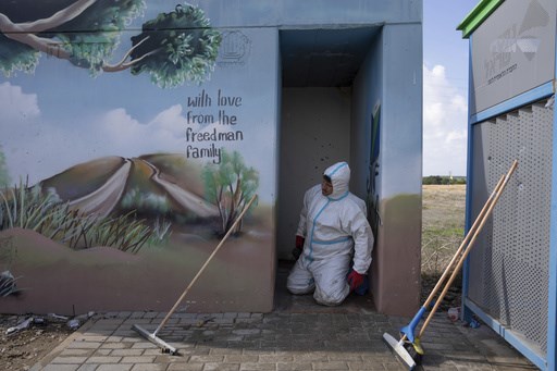 Israel battles Hamas near another Gaza hospital sheltering thousands